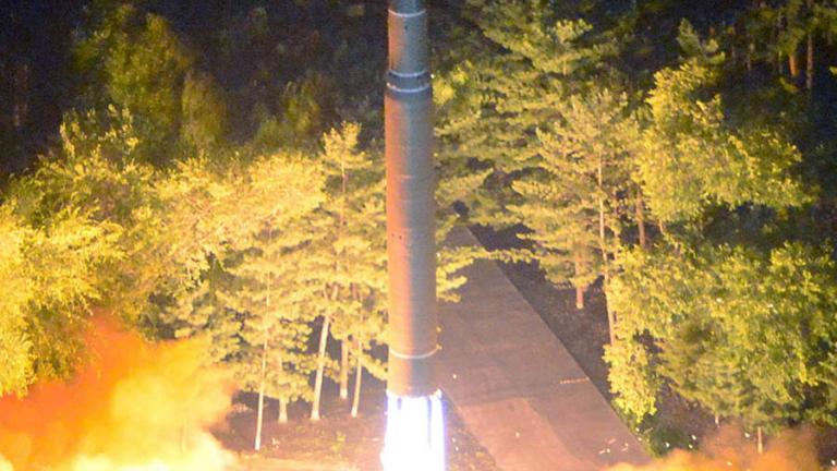 Με νέα εκτόξευση βαλλιστικού πυραύλου που πέρασε πάνω από την Ιαπωνία απάντησε η Βόρεια Κορέα στις κυρώσεις του ΟΗΕ