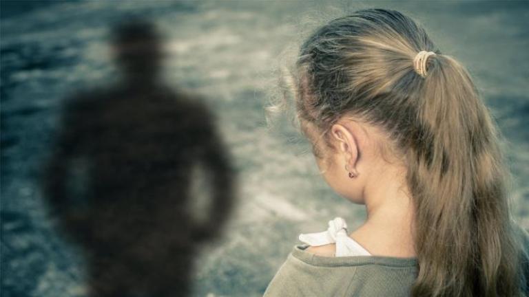 Ομαδικός βιασμός 9χρονης ενώ η μητέρα της έκανε χρήση ουσιών 