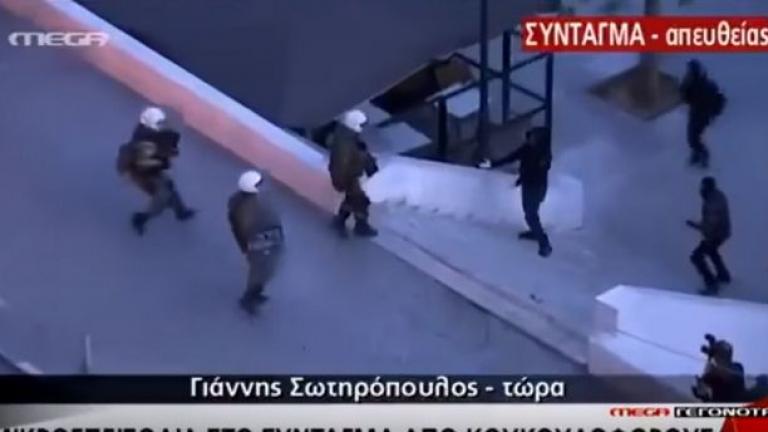 "Περίεργο" βίντεο με κουκουλοφόρο που "αποκαλύπτεται" και τα ΜΑΤ φεύγουν