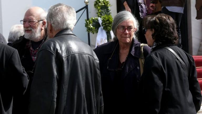 Πλήθος κόσμου συγκεντρώθηκε στο Α' Νεκροταφείο για να αποχαιρετήσει τον Νίκο Κούνδουρο