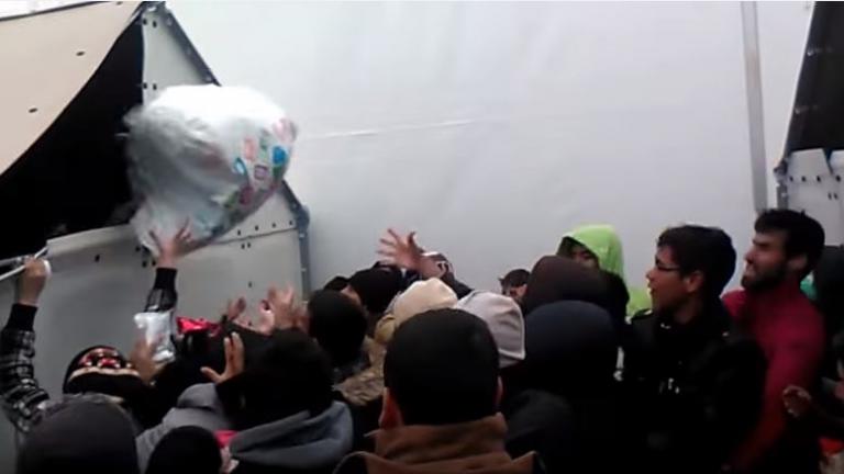 Βίντεο ντροπή από διανομή τροφίμων σε καταυλισμό προσφύγων
