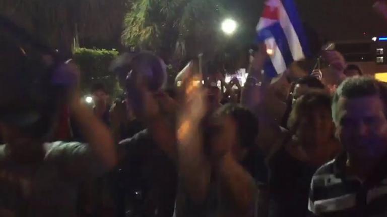 Κουβανοί πανηγυρίζουν για τον θάνατο του Φιντέλ Κάστρο! 
