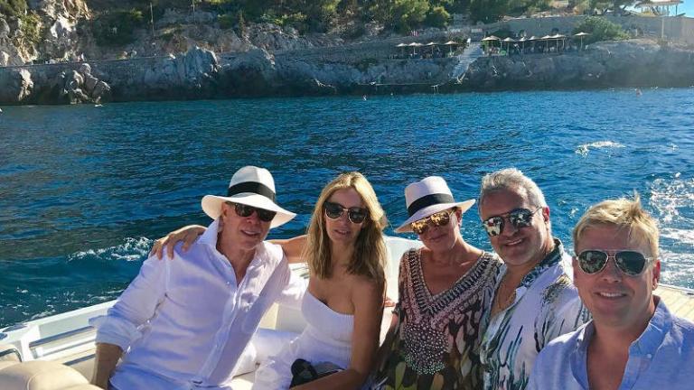 Η μητέρα των Kardashians με διάσημους φίλους στην Ύδρα (ΦΩΤΟ)