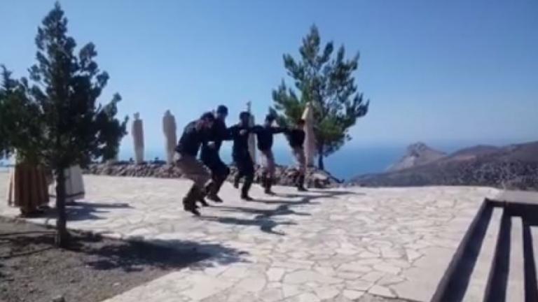 Ρίγος! Κρητικοί χόρεψαν τον "Βουβό πεντοζάλη του Πένθους" για το Ολοκαύτωμα