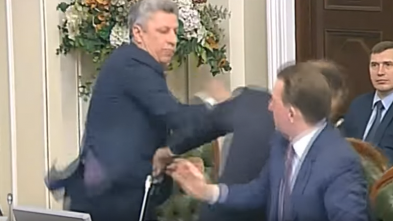 Σε ρινγκ μετατράπηκε το κοινοβούλιο της Ουκρανίας όταν ένας βουλευτής κατηγόρησε έναν συνάδελφο του ότι έχει σχέσεις με τη Ρωσία.