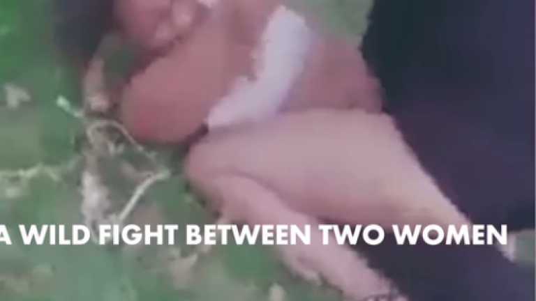 Δείτε το βίντεο με τις δύο γυναίκες να ξυλοφορτώνουν η μία την άλλη για μια θέση πάρκινγκ (ΒΙΝΤΕΟ)