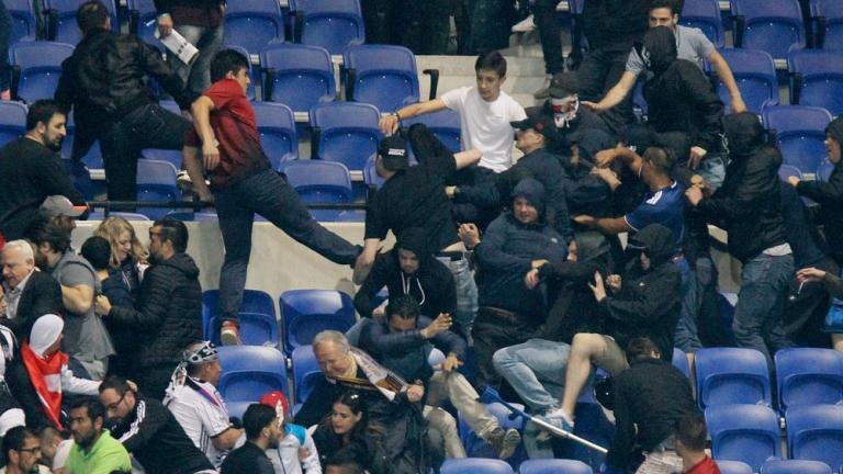 "Αρένα" το γήπεδο της Λιόν: Συγκρούσεις οπαδών μέσα στον αγωνιστικό χώρο (ΦΩΤΟ-ΒΙΝΤΕΟ)