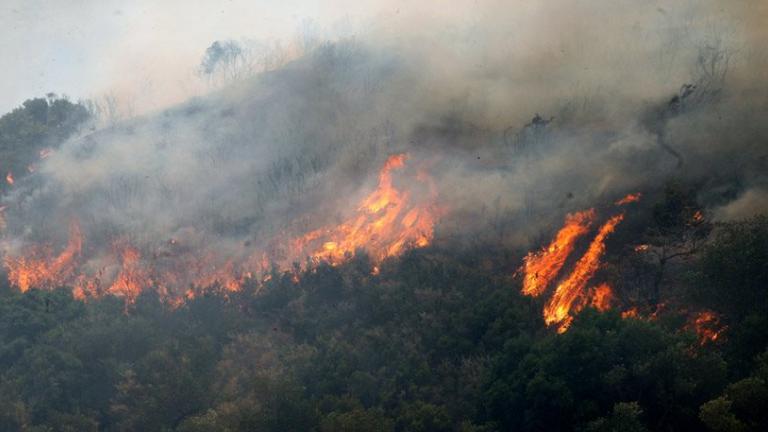 Υπό έλεγχο η μεγάλη πυρκαγιά, αλλά ο κίνδυνος παραμένει