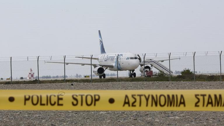 Αεροπειρατεία: Συνεχίζεται η ομηρία στη Λάρνακα για 7 άτομα