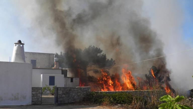 Μαίνεται η πυρκαγιά στα Κύθηρα 