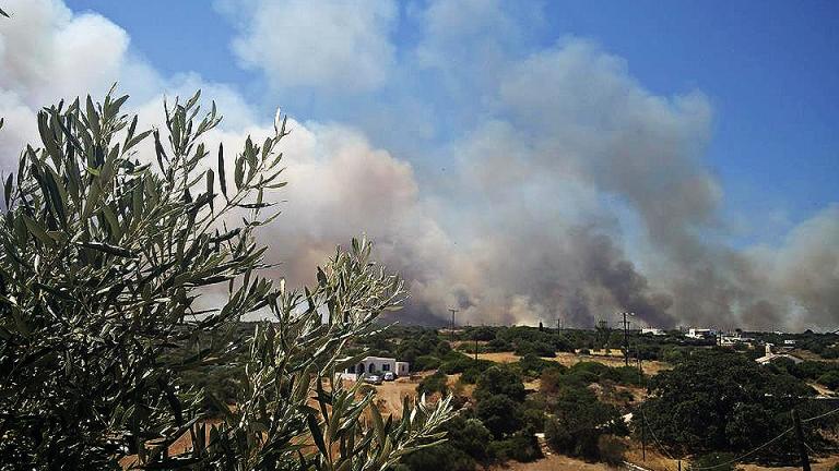 Αναζωπύρωση της φωτιάς στα Κύθηρα – Εκκενώθηκε οικισμός 