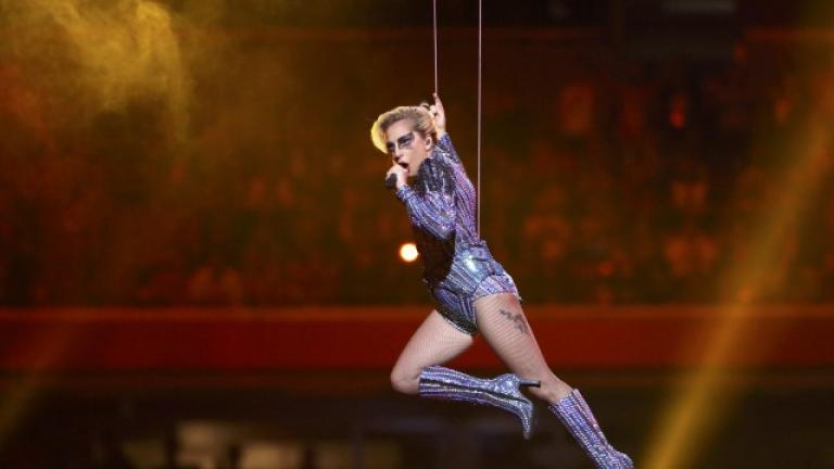 Super Bowl: Η Lady Gaga κρεμάστηκε από την οροφή! Ποια άλλη θα το έκανε; (BINTEO)
