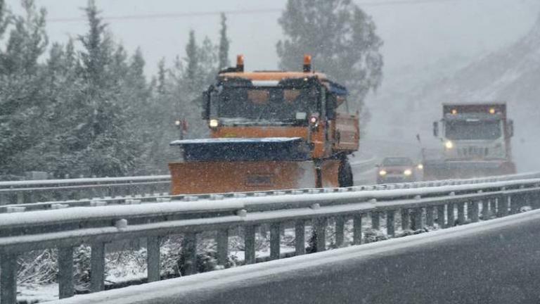 35 λεωφορεία με εκατοντάδες επιβάτες εγκλωβισμένοι για ώρες στην Eθνική