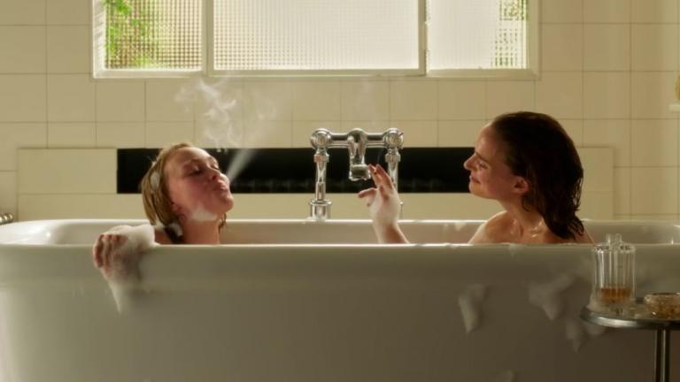 Τι κάνουν στην μπανιέρα η Νάταλι Πόρτμαν και η Λίλι Ρόουζ Ντεπ;