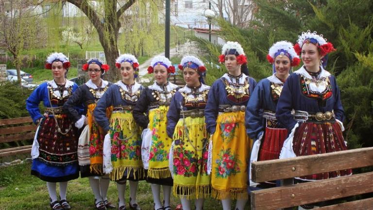 Πάσχα 2017: Έθιμα και Παραδόσεις -Οι «Λαζαρίνες» και τα «Πασχαλόγιορτα»