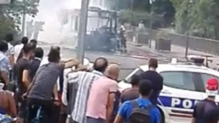 Ισχυρή έκρηξη και φωτιά σε λεωφορείο στο βορειοανατολικό Παρίσι- Παραμένει άγνωστο το αν υπάρχουν μέχρι τώρα τραυματισμοί-Ισχυρές αστυνομικές δυνάμεις στο σημείο-Οι πρώτες πληροφορίες αναφέρουν ότι πρόκειται για ατύχημα που δεν συνδέεται με τρομοκρατική επίθεση (ΒΙΝΤΕΟ)