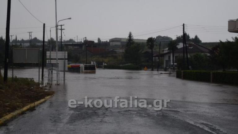 Κακοκαιρία - Θεσσαλονίκη: Λεωφορείο βουλιάζει σε λίμνη βροχής