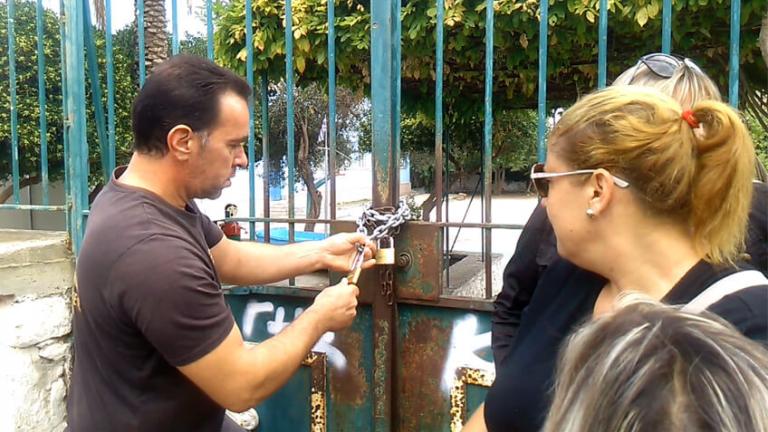 Γονείς στη Μυτιλήνη έβαλαν λουκέτο σε σχολείο που θα πάνε απο τη Δευτέρα προσφυγόπουλα (Βίντεο)