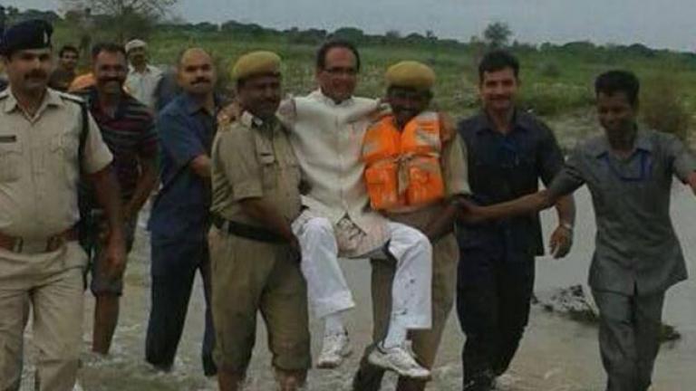 Χλευάστηκε στα social media ένας Ινδός που μεταφέρθηκε στα χέρια για να μη λερωθεί!