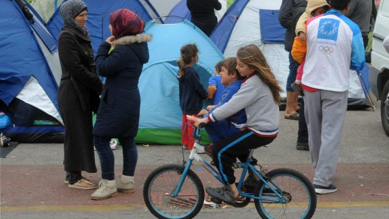 700 πρόσφυγες μετακινήθηκαν από το λιμάνι στο Σκαραμαγκά