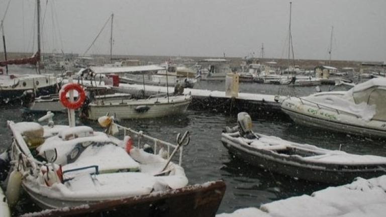 Βυθίστηκαν από το χιόνι οι βάρκες ψαράδων στη Λέσβο, που συνέβαλαν στη διάσωση προσφύγων