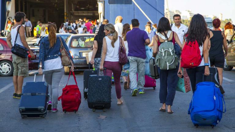 Σε εξέλιξη το μεγάλο κύμα φυγής του 15Αύγουστου από τα λιμάνια της Αττικής