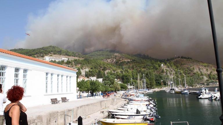 Ανεξέλεγκτη η φωτιά στην Εύβοια - Σε ετοιμότητα εκκένωσης της Λίμνης