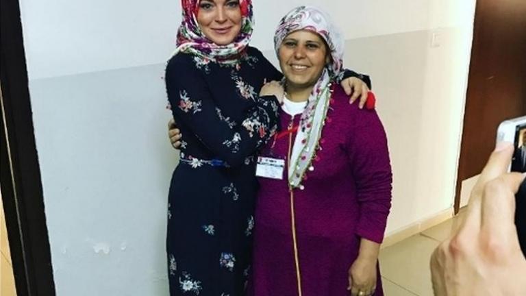 Με μπούρκα η Lindsay Lohan στο πλευρό των προσφύγων