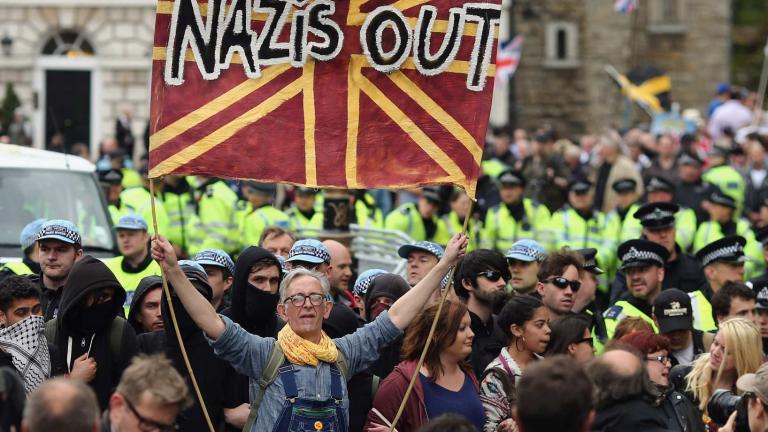 Αστυνομικές δυνάμεις σε Λονδίνο και Μπέρμινγχαμ μπήκαν ανάμεσα σε ακροδεξιούς και διαδηλωτές