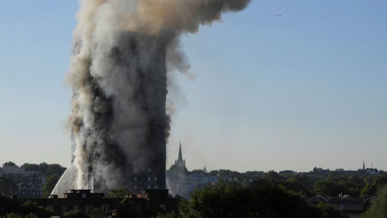 Φωτιά σε ουρανοξύστη του Λονδίνου: Ένοικοι πετούσαν τα παιδιά από τα παράθυρα για να τα σώσουν!!!