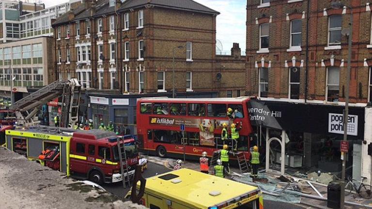 Συναγερμός στο Λονδίνο - Λεωφορείο εισέβαλε σε κατάστημα (ΦΩΤΟ)