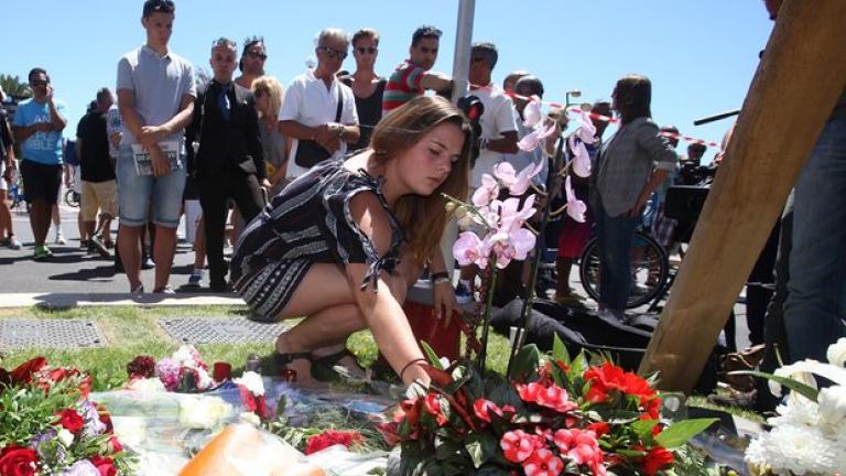 Νίκαια-Γαλλία: Συγγενείς και φίλοι αποδίδουν φόρο τιμής στα θύματα 
