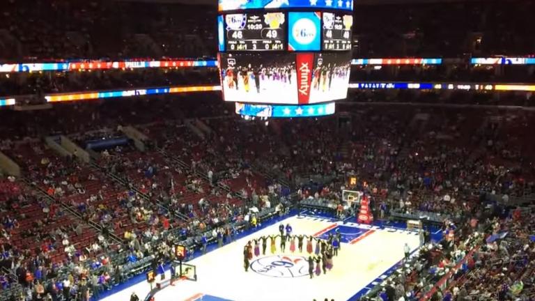 Ελλάδα παντού! «Σείστηκε» το NBA: Ποντιακοί χοροί στο Wells Fargo Center