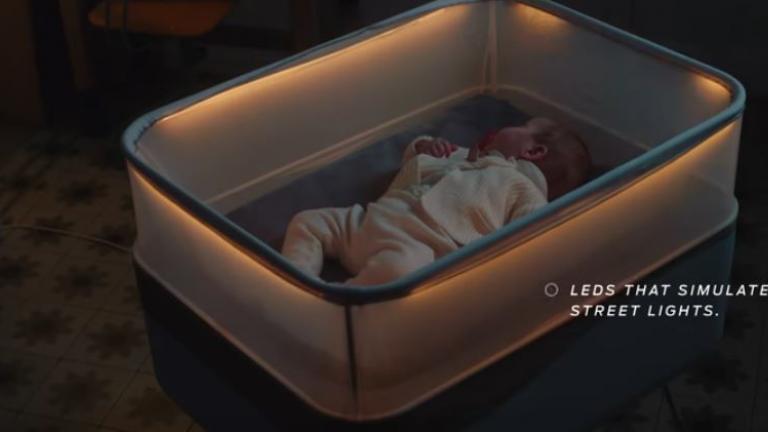 "Έξυπνη" κούνια προσομοιώνει βόλτες με αυτοκίνητο για να κοιμούνται τα μωρά 