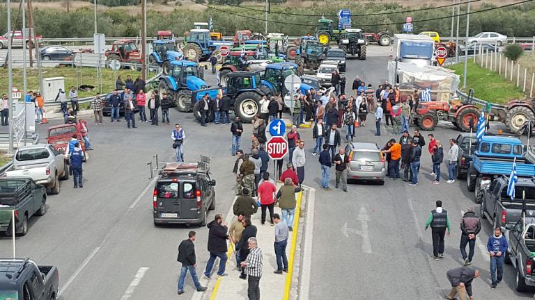 Πολλαπλασιάζονται τα μπλόκα αγροτών και κτηνοτρόφων σε κεντρική και δυτική Μακεδονία