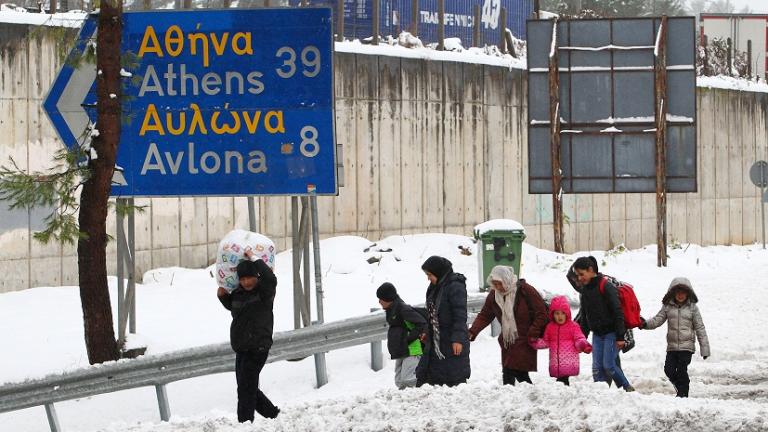 Φεύγουν οικογένειες προσφύγων από τη Μαλακάσα αναζητώντας ζεστασιά