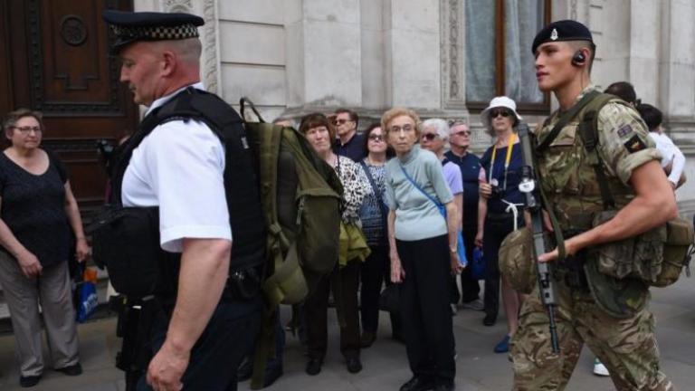 Βρετανία: Από τα μεσάνυχτα της Δευτέρας θα αποχωρήσουν οι στρατιώτες από τους δρόμους
