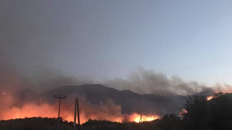 Η φωτιά καίει σπίτια στη Μάνη - Φωτιά και στο Μαραθώνα