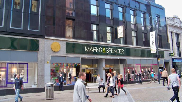«Λουκέτο» σε δεκάδες καταστήματα βάζει η «Marks & Spencer»