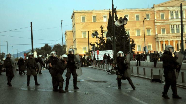 Συγκρούσεις κουκουλοφόρων με αστυνομικούς στο Σύνταγμα(ΒΙΝΤΕΟ)