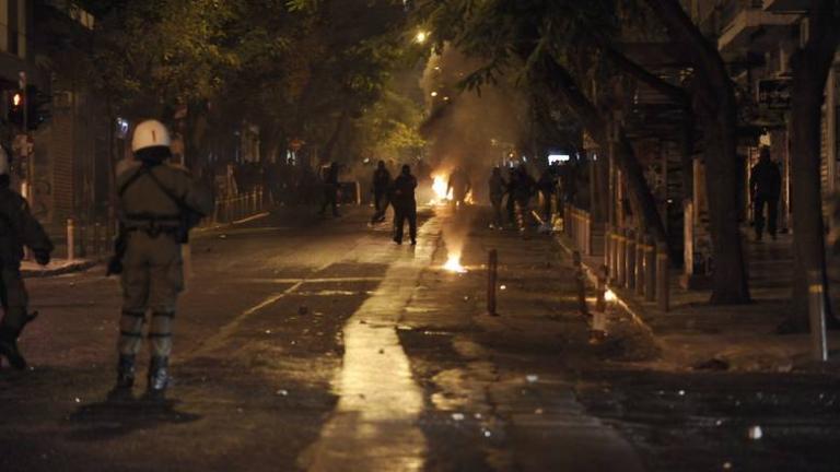 Επιθέσεις νεαρών ατόμων σε διμοιρία των ΜΑΤ, στην οδό Χαριλάου Τρικούπη