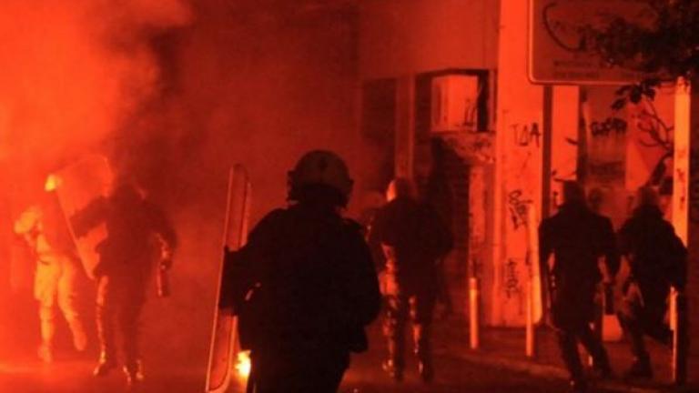 Νέα επίθεση αντιεξουσιαστών με πέτρες και μπουκάλια στη διμοιρία της Χαριλάου Τρικούπη