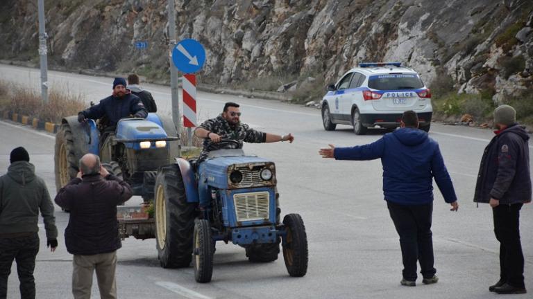  Λάρισα: Οι αγρότες απέκλεισαν την εθνική οδό Λάρισας – Κοζάνης