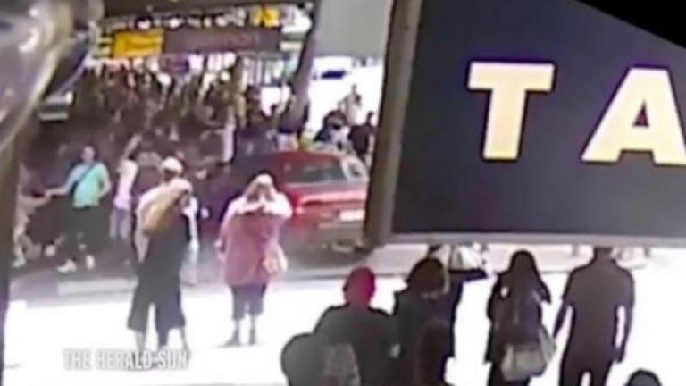 Σοκαριστικό βίντεο: Ο 26χρονος επιταχύνει με το αυτοκίνητό του και πέφτει πάνω σε πεζούς