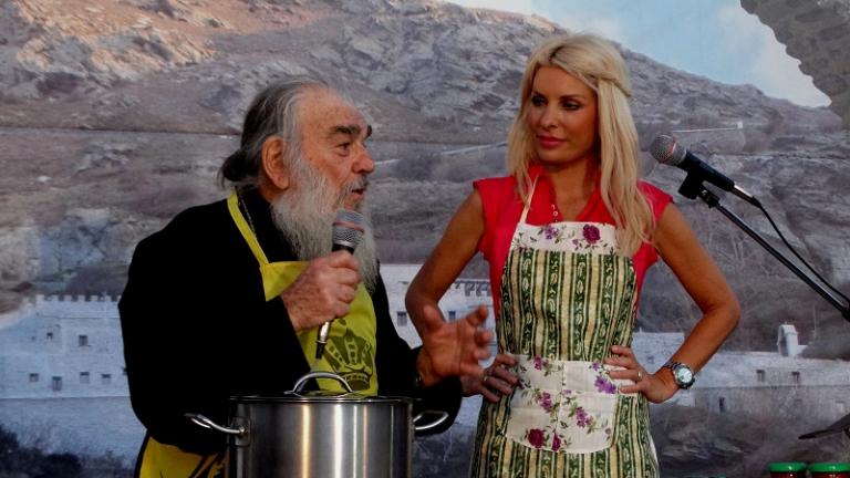 Πώς γίνεται η περίφημη σάλτσα που λατρεύει η Ελένη Μενεγάκη (ΒΙΝΤΕΟ)