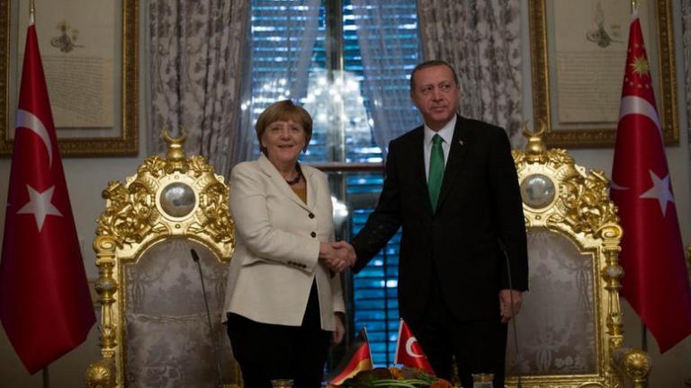    Η Τουρκία παρά τις εντάσεις των τελευταίων ημερών με τη Γερμανία λόγω της αναγνώρισης της γενοκτονίας των Αρμενίων, δίνει σημαντική θέση στο Βερολίνο στη βάση του Incirlik στη νοτιοανατολική Τουρκία.   Αναλυτές εκτιμούν πως οι διαδοχικές συναντήσεις τους τελευταίους μήνες της Άνγκελα Μέρκελ με τον Ρετζέπ Ταγίπ Ερντογάν αναβαθμίζουν τη θέση της Γερμανίας στη Μέση Ανατολή. Η αεροπορική βάση του İncirlik είναι ο βασικός χώρος παρουσίας των αεροπορικών δυνάμεων των ΗΠΑ.    Η τουρκική εφημερίδα Hürriyet αποκα