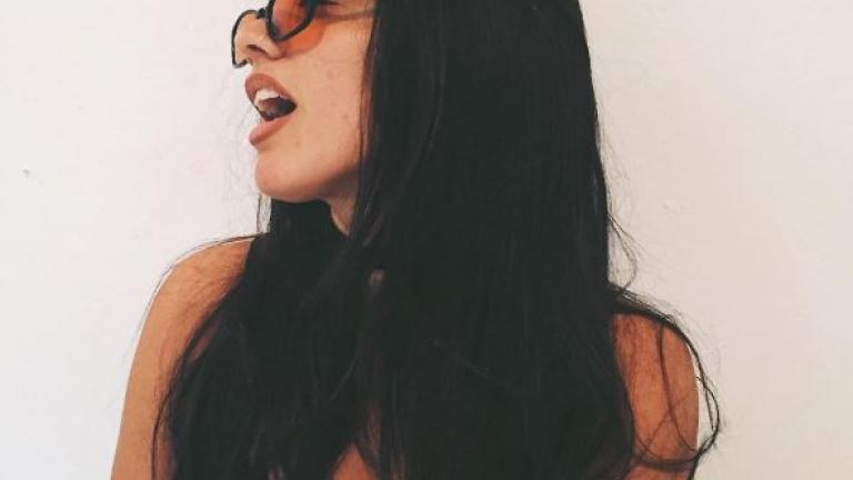 H Κόννυ Μεταξά μόνο με το σεντόνι της