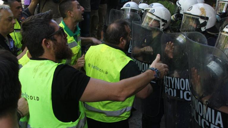  Λίγο πριν τις 4 το μεσημέρι της Πέμπτης, οι μεταλλωρύχοι έσπασαν τον αστυνομικό κλοιό και προσπάθησαν να εισβάλλουν στο εσωτερικό του υπουργείου