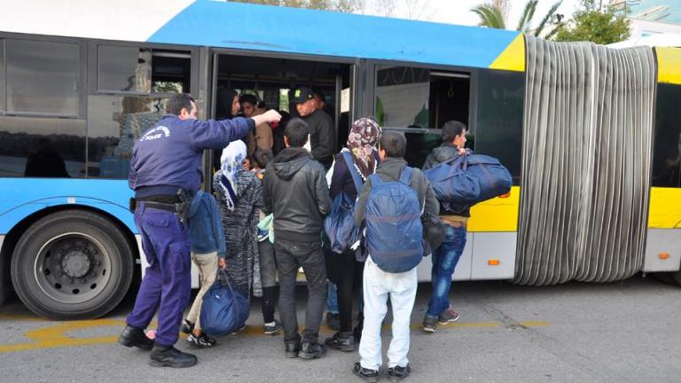 Νέα μετακίνηση μεταναστών και προσφύγων από το λιμάνι του Πειραιά στον Ελαιώνα