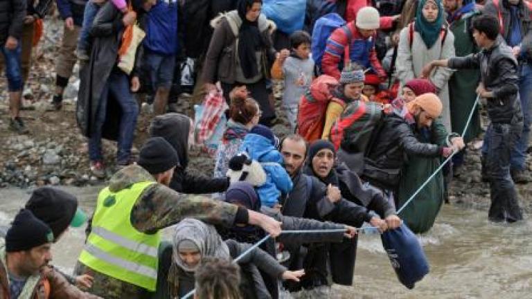 Δείτε τις συγκλονιστικές φωτό από την απέλπιδα προσπάθεια να περάσουν τα σύνορα